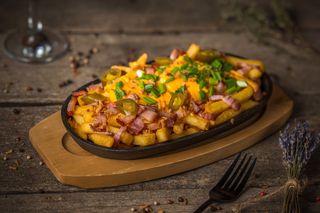 Cartofi prăjiți cu sos cheddar și jalapenos