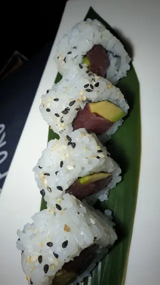 68. Maguro avocado maki - 8 pezzi