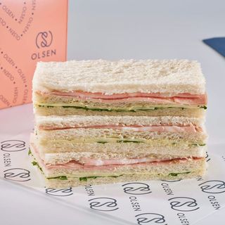 Mortadela, queso, rúcula y pesto