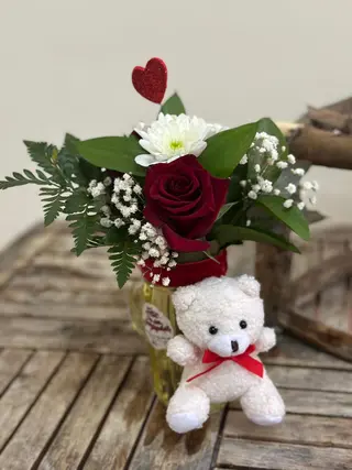 Bouquet com 1 Rosa, base de vidro  e Peruche mini