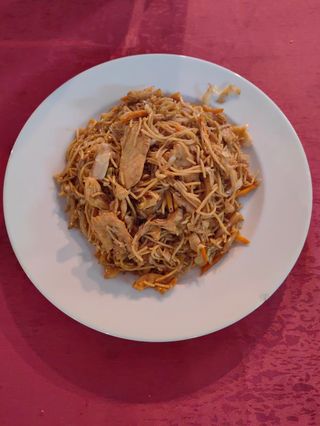 134. Пържени спагети с пилешко и яйца (700гр)