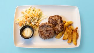 Телешки кюфтета с гарнитура (2бр-320г)