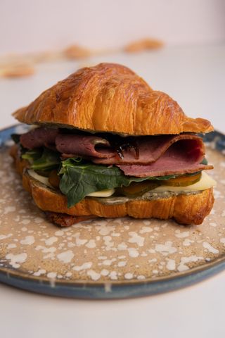 Круассан с пастрами из говядины