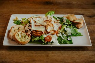 Sałatka Cezara z Kurczakiem i Parmezanem