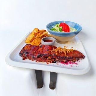 Coaste de porc cu sos bbq, cartofi wedges si salata de muraturi