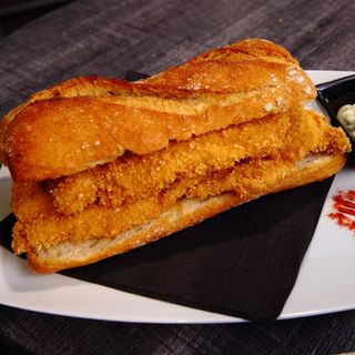 Bocadillo Pollo Crujiente Y Alioli