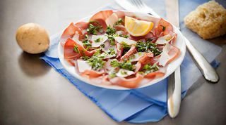 Carpaccio di bresaola, pomodorini, rucola e grana