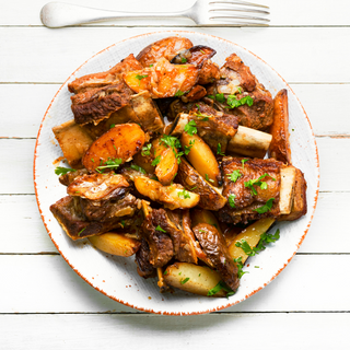 Żeberka w sosie bbq poidane z talarkami i frytkami