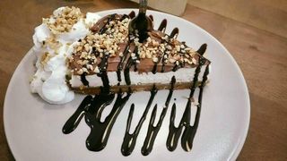 Fetta di Cheesecake farcita crema di nocciole e noccioline