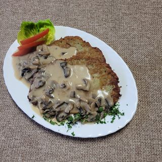 Placki ziemniaczane z sosem pieczarkowym 3szt.