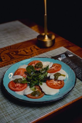 Caprese salata sa pestom