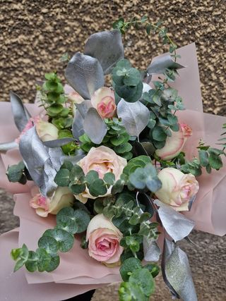 Buchet din 7 trandafiri cu eucalipt