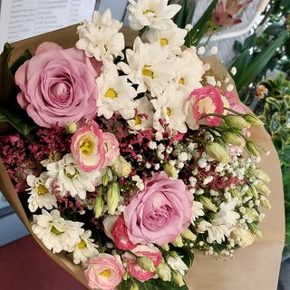 Rosa rosa lisianthus rosa Gigi Rosa campo Bianco e bella sposa verde