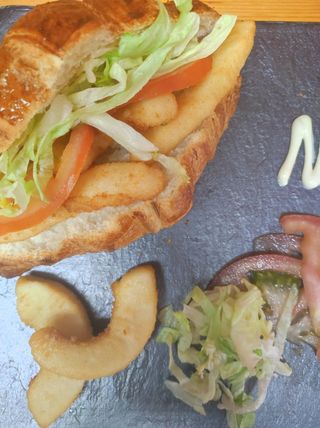 Croissant vegetal con calamares