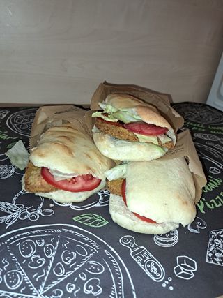 Panino cotoletta, lattuga e pomodoro