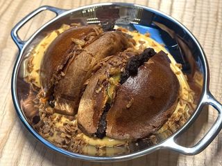 Гамбургер у сирній ванні