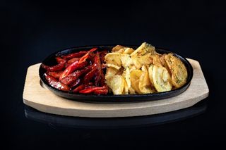 Сковорідка з мисливськими ковбасками