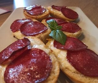 Pieczywo czosnkowe z serem i salami