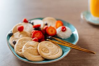 Keto proteinowe pancakes ze śmietanką kokosową i owocami