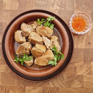 Тушкована телятина з солодко-пікантним соусом (300г)