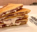 Bikini Trufado, Ibérico, Mozzarella Y Trufa