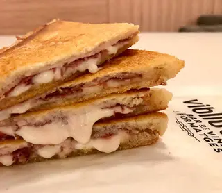 Bikini Trufado, Ibérico, Mozzarella Y Trufa