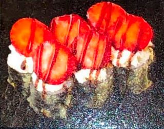 HM83 Ichigo Tempura Maki (6 uds.)