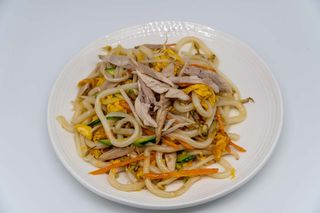 Spaghetti udon con pollo