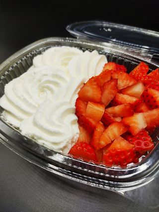  Vaschetta panna e fragole per due persone