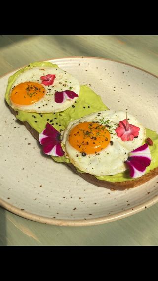 Avokado tost sa dva jaja