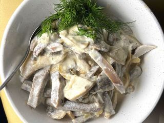 Язик тушкований з грибами (200g)