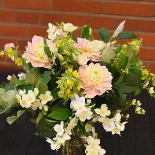 Bukiet z kwiatów sezonowych