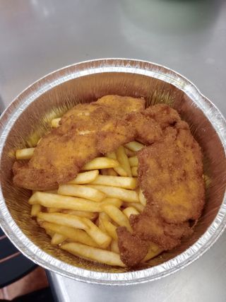 Escalope de pollo con papas fritas y ensalada