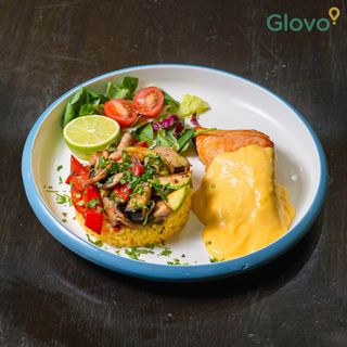 Somon file la gratar cu orez aromat, legume inabusite si sos olandez