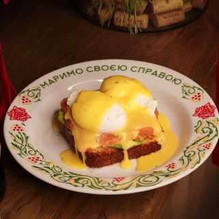 Яйця бенедикт з лососем