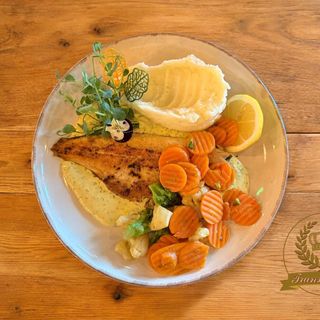 Păstrăv file, cartofi piure, legume sote, sos de lămâie