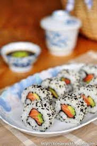 44. Uramaki Salmón Roll Aguacate Y Sésamo (8 Pzs.)