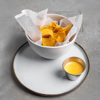 Начос з сирним соусом (130г)