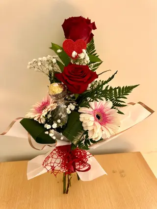 Bouquet com 2 Rosas, 2 Gerberas e Chocolates