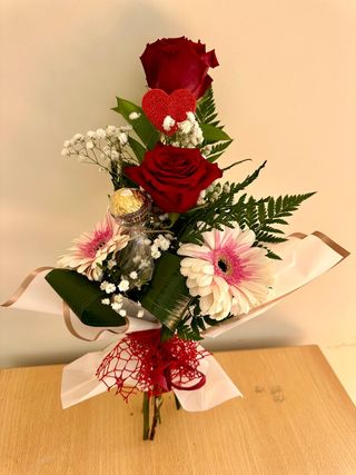 Bouquet com 2 Rosas, 2 Gerberas e Chocolates