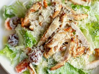 Salată cezar cu carne de pui