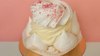 Mini torcik bezowy biała czekolada z curdem malinowym