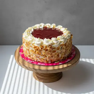 Strawberry Gateau Cake (1KG)