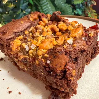 Brownie de chocolate y caramelo salado con nueces.