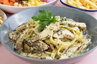 Pasta sa piletinom, gljivama i slaninom