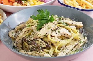 Pasta sa piletinom, gljivama i slaninom