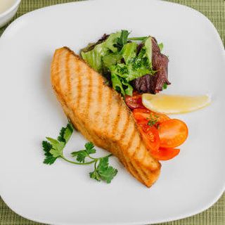 Красная рыба со свежими томатами по-каталонски