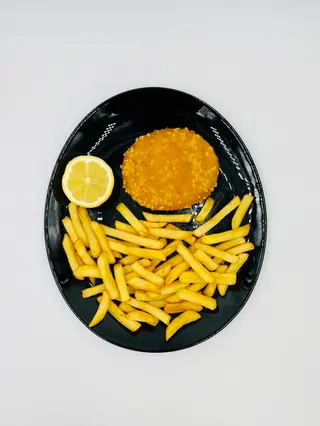 Medaglioni di pollo con patatine fritte e limone