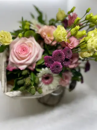 Bouquet di fiori di stagione colori pastello