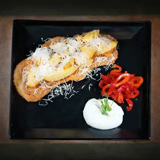 Snitel vienez traditional, cartofi cu parmezan, gogosari murati